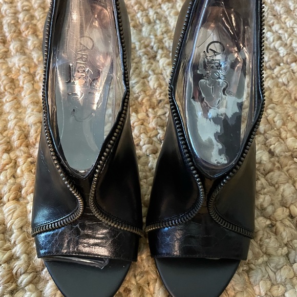 Carlos open toes pumps with a 4” heel size 5.5 - Picture 9 of 10